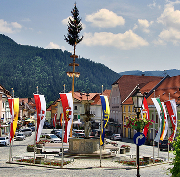 Gemeinde mit Flaggen